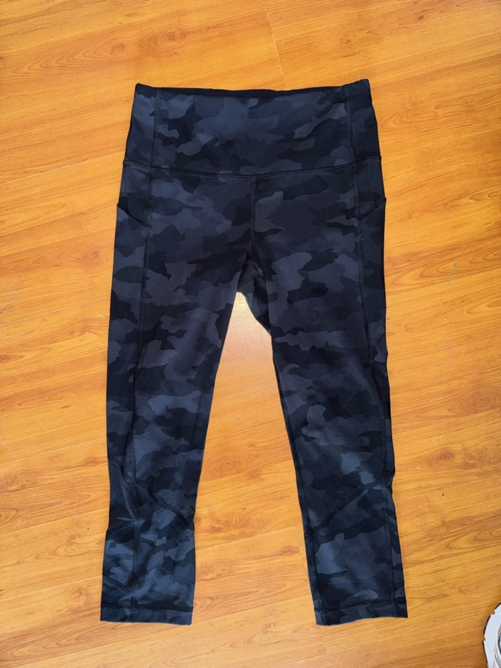 lululemon athletica Black & Charcoal Camo cropped Leggings - Picture 1 of 4